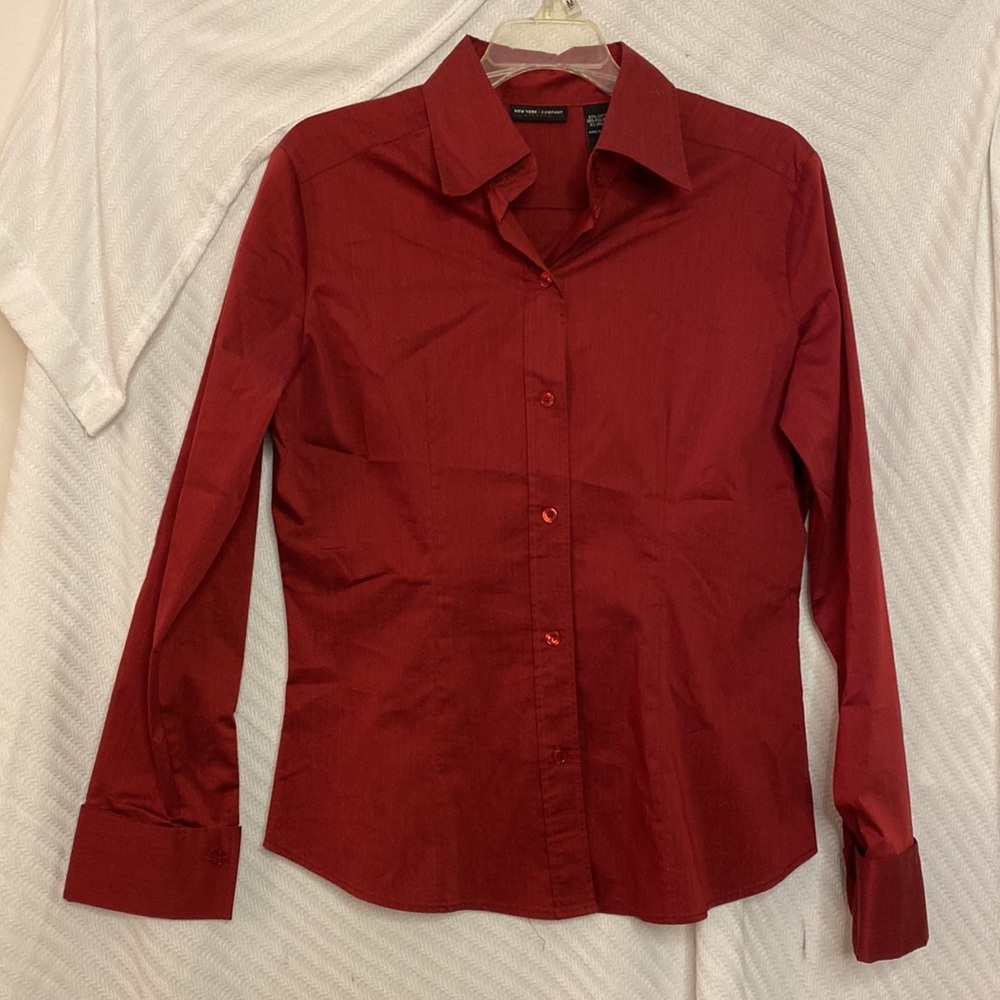 NY&CO Burgundy Women’s Fitted Blouse Size M 18 inch shoulder 24.5 inch length